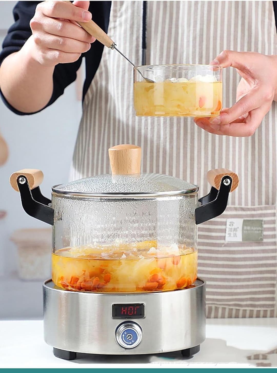 Olla de vidrio con manija de madera